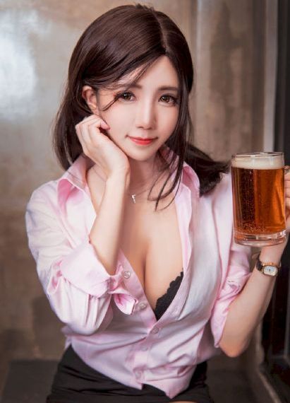 老头把舌头伸进她腿间视频