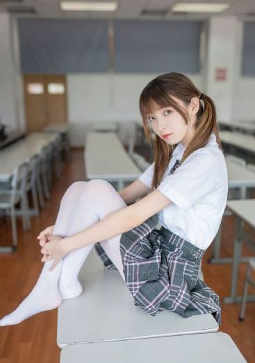 老板用手在秘书内裤里摸