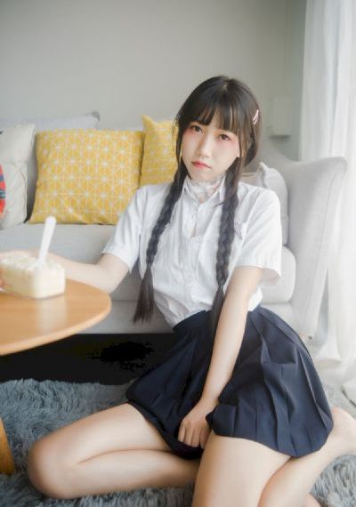 赤裸红唇