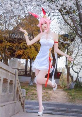 两女一指